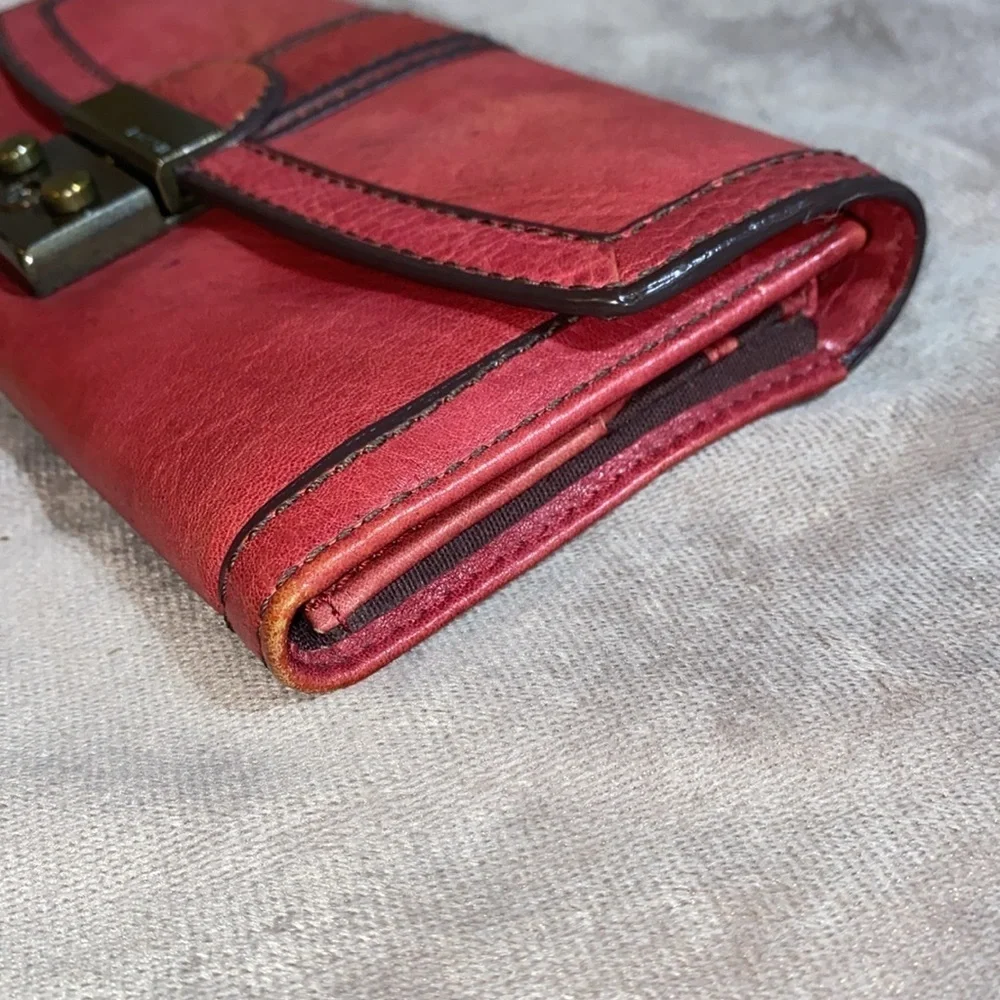 Fossil Red Leather trifold wallet with Vintage Charm